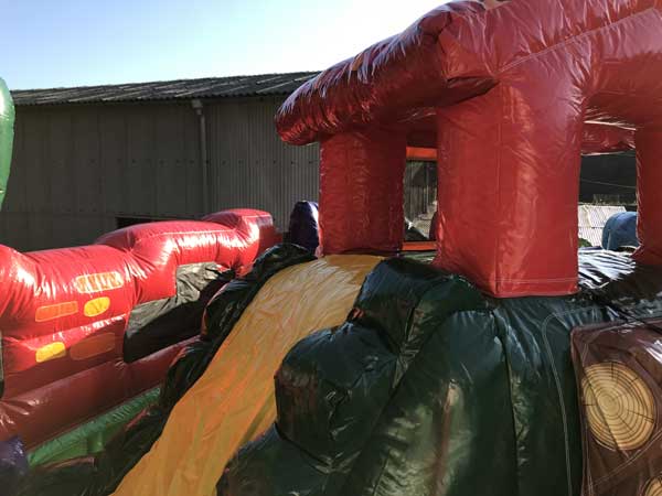 バックヤードコンボ 秘密基地ふわふわ